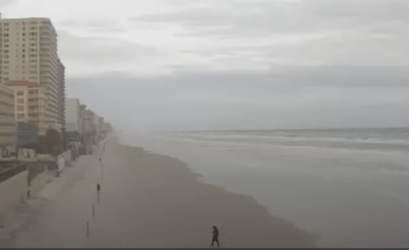 Not manty people at the beach in Daytona / Headline Surfer